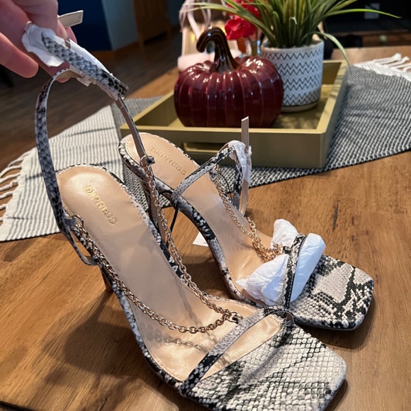 Express snake skin square toe heels. Size 10 - Picture 2 of 4